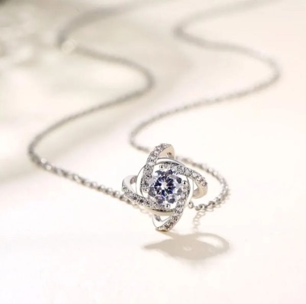 1pcs Steel Color-color Necklace Ladies Cold Wind Four Leaf Clover With Diamonds Brass Pendant Jewelry (with Box)